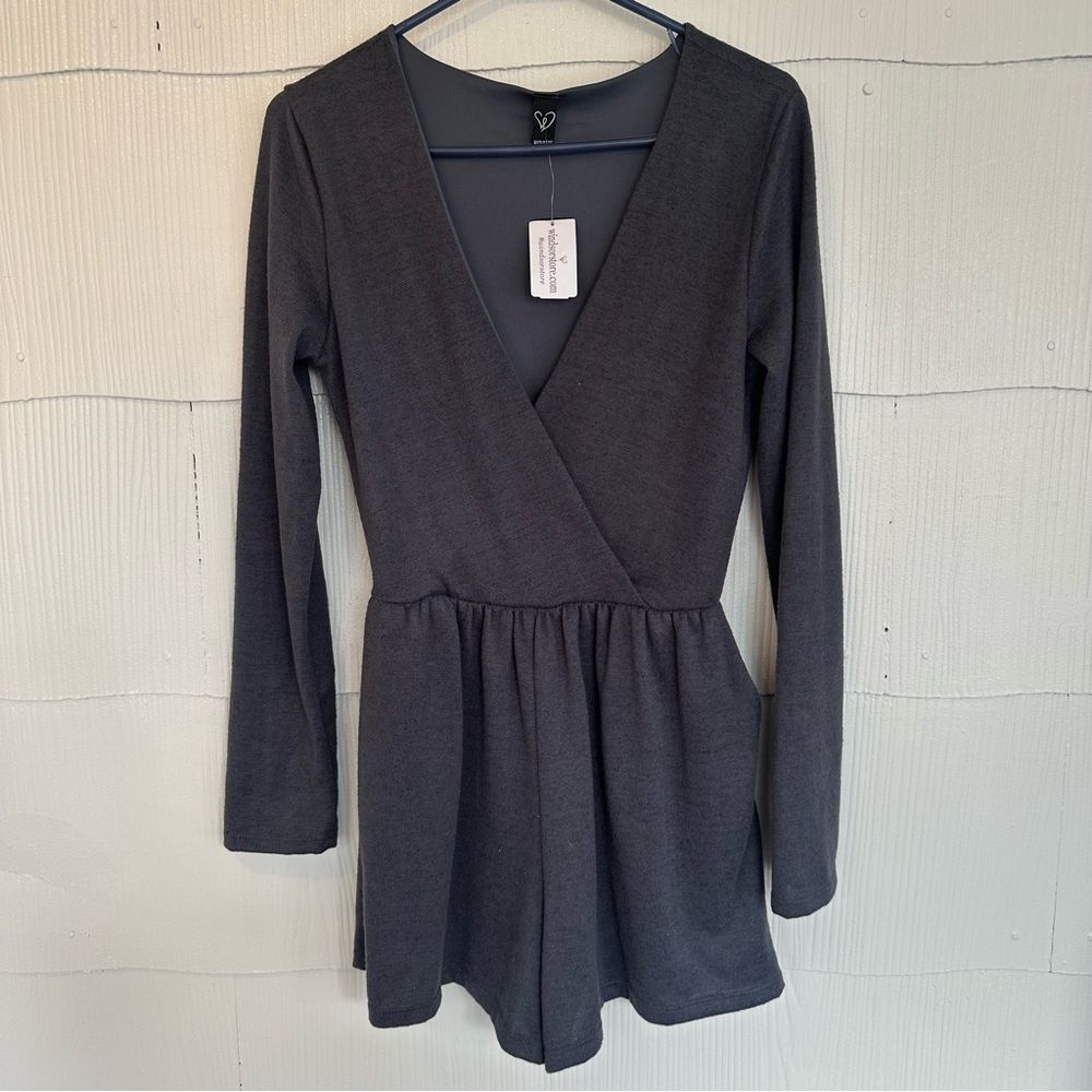 NWT Windsor Women’s Large Long Sleeve Gray Sweater Romper With Pockets V Neck